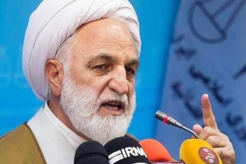 رئیس قوه قضائیه در حال سخنرانی درباره مقابله با قاچاق سوخت توسط عوامل دولتی
