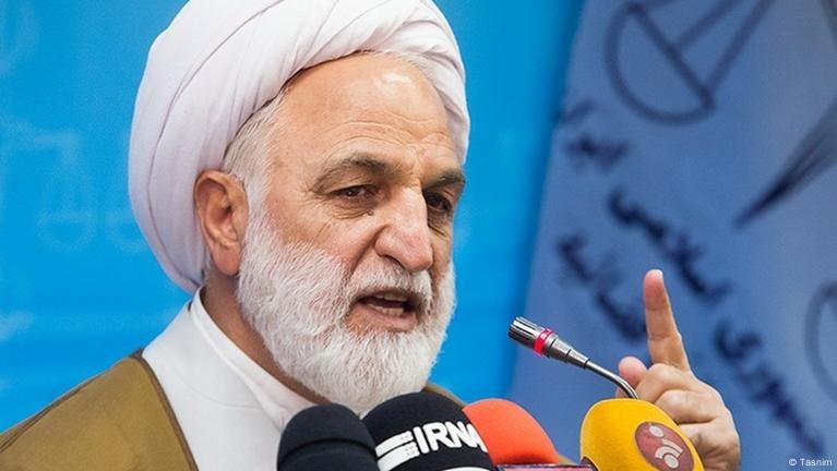 رئیس قوه قضائیه در حال سخنرانی درباره مقابله با قاچاق سوخت توسط عوامل دولتی