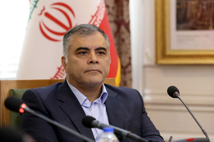 وزیر نفت محسن پاک‌نژاد در نشست هیئت دولت درباره افتتاح ماهانه طرح‌های نفتی و پتروشیمی در سال ۱۴۰۴ سخن می‌گوید