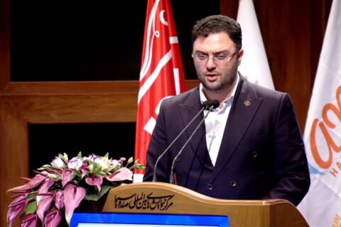 محمدجواد قبادبیگی در حال دریافت نشان افتخار خدمت در سایه تکریم از مدیرعامل ساتا