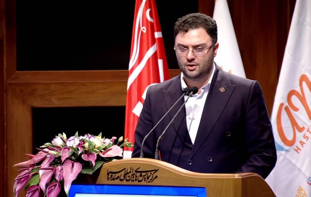 محمدجواد قبادبیگی در حال دریافت نشان افتخار خدمت در سایه تکریم از مدیرعامل ساتا