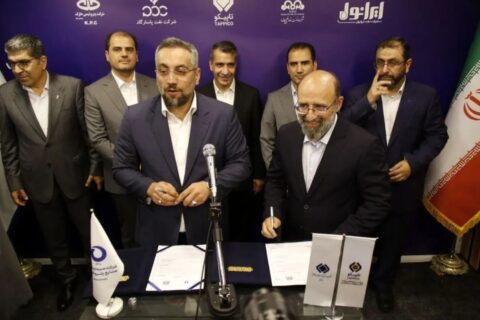 عکس یادگاری مدیران پتروشیمی جم و شرکت سرمایه‌گذاری صنایع پتروشیمی (PIIC Group) پس از امضای تفاهم‌نامه همکاری در نمایشگاه نفت، گاز، پالایش و پتروشیمی ۱۴۰۴