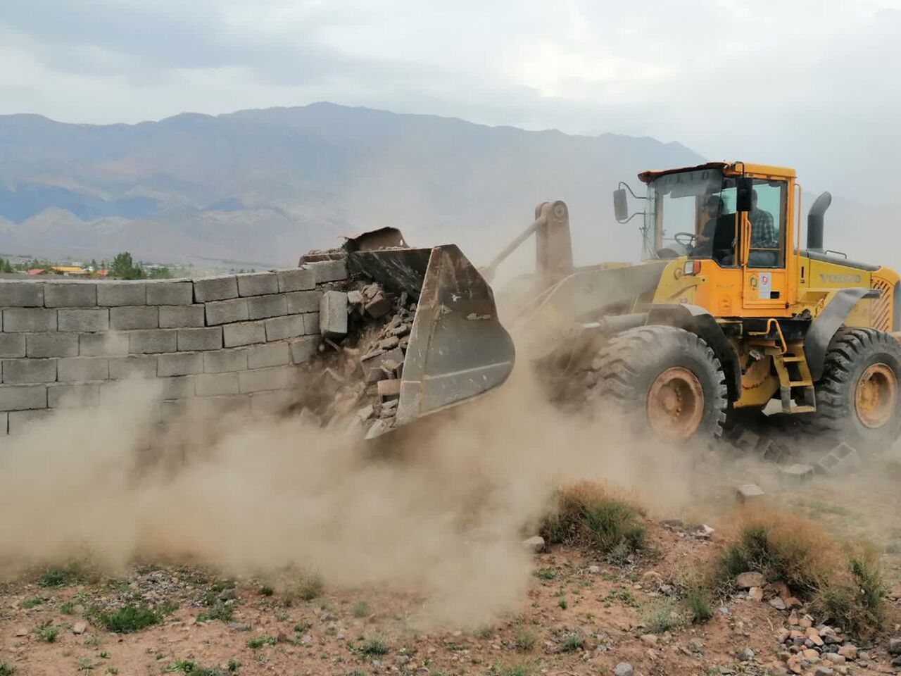 تصویر تخریب ساخت‌وساز غیرمجاز در اراضی کشاورزی عسلویه توسط جهاد کشاورزی