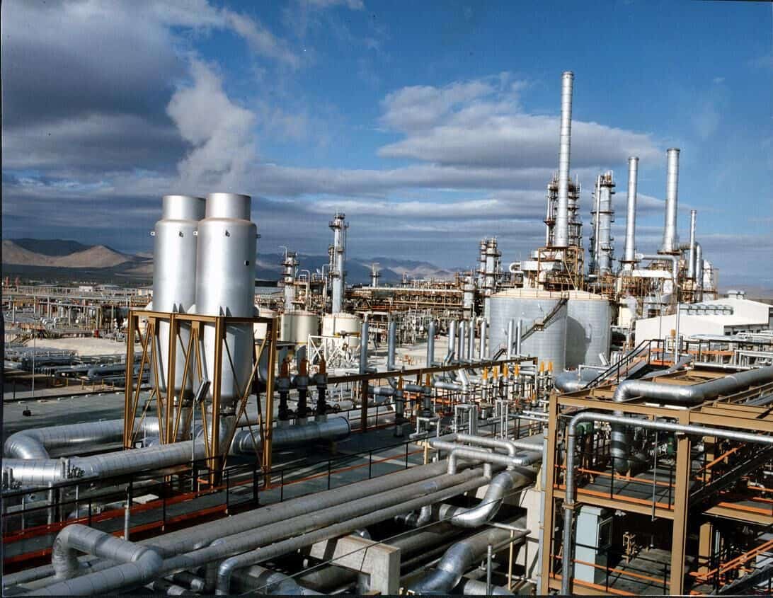 نمایی از مجتمع پتروشیمی؛ کاهش تولید در صنعت الفین و پلیمر در فروردین ۱۴۰۴