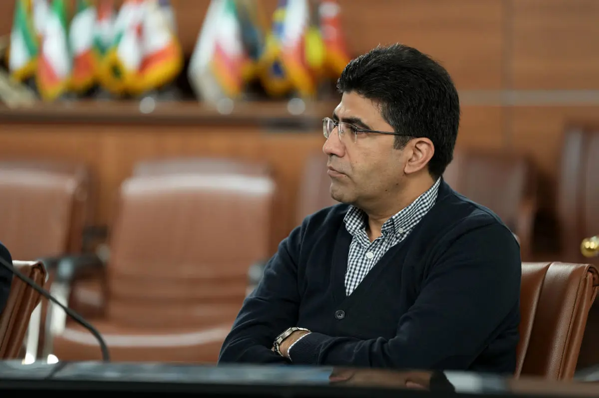 شاهین حسینی، مدیر پژوهش و فناوری پتروشیمی جم در حال تشریح دستاوردهای هوش مصنوعی در صنعت پتروشیمی