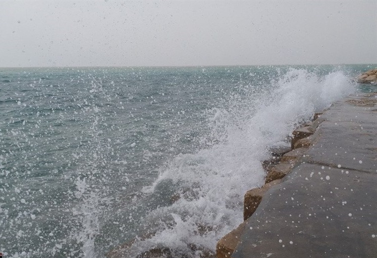 افزایش ارتفاع موج دریا و وزش باد شمال‌غربی در سواحل بوشهر، تصویر نمای دریای مواج در بوشهر