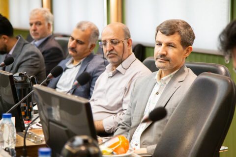 عکسی از بازدید هیأت شرکت ملی پتروشیمی از مجتمع نوری، یا تصویری از تجهیزات پیشرفته