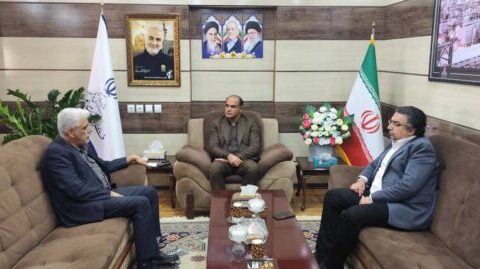 فرماندار عسلویه در حال گفتگو با مدیران پتروشیمی برای تکمیل مدارس نیمه‌تمام