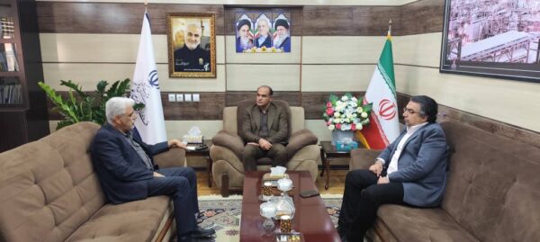 فرماندار عسلویه در حال گفتگو با مدیران پتروشیمی برای تکمیل مدارس نیمه‌تمام