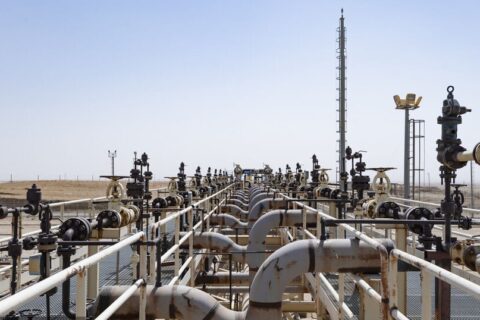 به گزارش نفت جنوب به نقل از شانا، با آغاز فصل سرد سال و افزایش مصرف گاز طبیعی، نگاهها بیش از هر زمان دیگری به شرکتهای تولیدکننده گاز در نقاط مختلف کشور دوخته میشود. در این میان، شرکت بهرهبرداری نفت و گاز شرق بهعنوان یکی از بازوان عملیاتی شرکت نفت مناطق مرکزی ایران، نقشی حیاتی در تأمین انرژی شمالشرق کشور ایفا میکند. این شرکت با بهرهبرداری از میادین خانگیران (مزدوران، شوریجه B، شوریجه D) و گنبدلی، سهمی قابل توجه در پایداری شبکه سراسری گاز بهویژه در زمستان دارد.