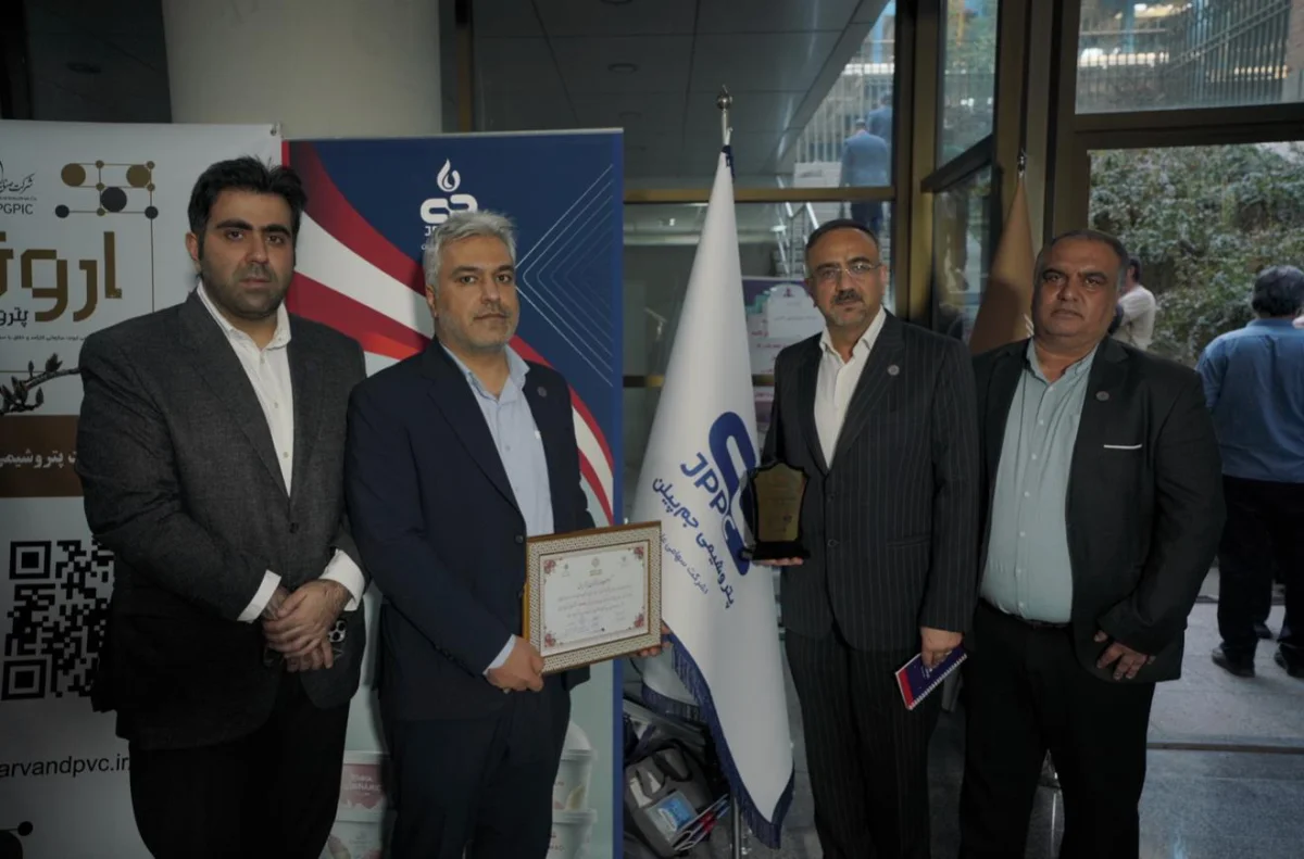 به گزارش نفت جنوب، در نهمین جشنواره نوآوری محصول برتر ایرانی که با حضور معاونت توسعه و برنامه‌ریزی وزارت صنعت، معدن و تجارت، قایم مقام معاونت پژوهشی شریف ، مدیران ارشد شرکت‌های پتروشیمی، بانک‌ها شرکت‌های خودروسازی و جمعی از فعالان حوزه نوآوری در دانشکده انرژی دانشگاه صنعتی شریف برگزار شد، شرکت پتروشیمی جم‌پیلن با ارائه گرید جدید EP548u موفق شد تندیس زرین و لوح تقدیر این رویداد معتبر را به دست آورد.