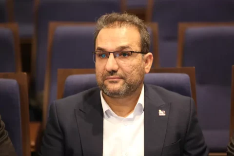 به گزارش نفت جنوب: هاشمی که دارای مدرک دکترای مهندسی صنایع و مدرس دانشگاه صنعت نفت است، پیش از این مسئولیت‌هایی همچون مدیرعاملی و عضویت در هیأت‌مدیره هلدینگ سرمایه‌گذاری صدر تأمین (تاصیکو)، مدیرعاملی پتروشیمی دنا، معاونت انرژی در ستاد مدیریت و حمل‌ونقل سوخت ریاست‌جمهوری را برعهده داشته است.