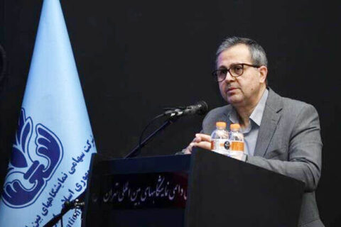 به گزارش نفت جنوب به نقل از شانا، حمیدرضا عجمی روز (سهشنبه، یکم مهر) در پیشنشست سوم همایش بینالمللی سرمایهگذاری و تأمین مالی در صنعت نفت، گاز و پتروشیمی با یادآوری رشادتها و جانفشانیهای دوران دفاع مقدس، شرایط کنونی کشور را نیازمند تلاش مضاعف و برنامهریزی دقیق دانست و اظهار کرد: صنعت پتروشیمی یکی از ستونهای اصلی اقتصاد ایران است و امروز بهعنوان موتور محرک توسعه و ارزآوری پایدار نقشآفرینی میکند.