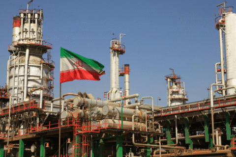 به گزارش نفت جنوب به نقل از مدیریت اکتشاف شرکت ملی نفت ایران، سیدعباس بهشتی دوشنبه (۳۱ شهریور) در آیین گرامیداشت هفته دفاع مقدس با بیان اینکه رسالت کارکنان صنعت نفت بسیار خطیر است، اظهار کرد: با توجه به نقش محوری وزارت نفت در چرخه تولید، تأمین ارز و توسعه کشور، مسئولیت سنگینی بر دوش همکاران این صنعت قرار دارد. همچنان که در دوران دفاع مقدس، کارکنان این وزارتخانه بدون حتی یک روز وقفه در تولید و صادرات نفت و گاز، وظایف خود را بهخوبی انجام دادند و هیچ خللی در امور این وزارتخانه به وجود نیامد.