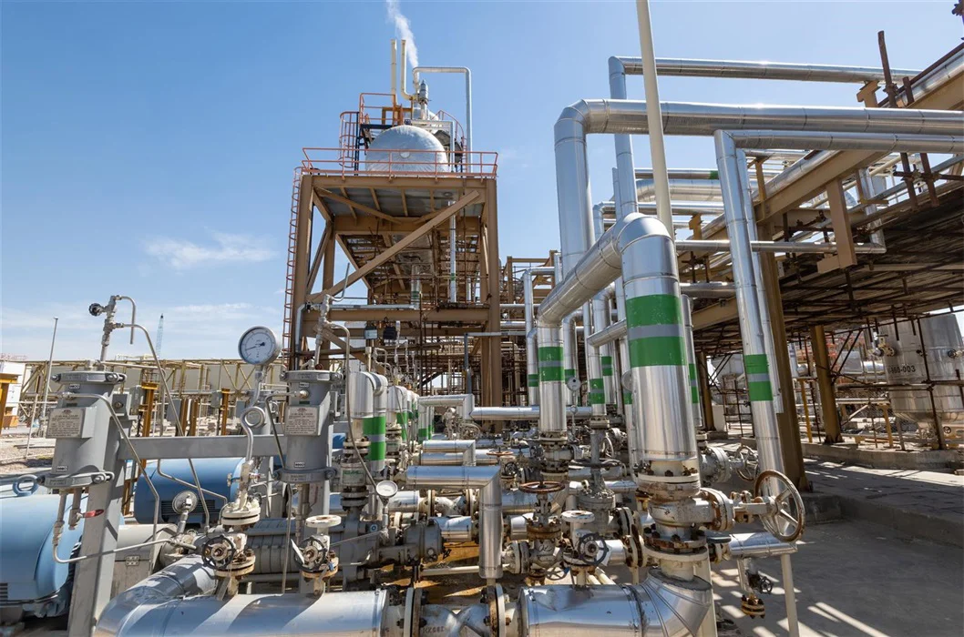 به گزارش نفت جنوب: با هدف افزایش قابلیت اطمینان تجهیزات و ارتقای ظرفیت تولید، عملیات اورهال پالایش گاز هویزه خلیج‌فارس طی برنامه‌ای منسجم و تحت رعایت کامل استانداردهای ایمنی اجرا شد. در طول این فرآیند، تولید به‌صورت موقت متوقف شد تا تعمیرات، بازبینی و به‌روزرسانی تجهیزات اصلی انجام گیرد.