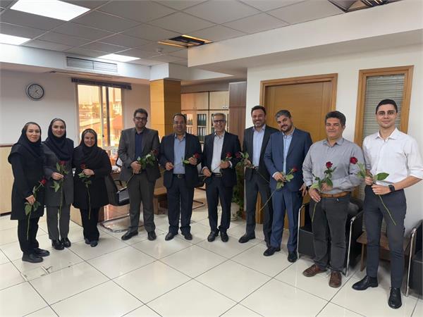 به گزارش نفت جنوب به نقل از روابط عمومی شرکت پتروشیمی جم‌پیلن: در این آئین، مدیرعامل محترم، اعضای هیأت‌مدیره در دفتر تهران و همچنین مدیر مجتمع و سرپرست روابط‌عمومی و امور بین‌الملل در مجتمع عسلویه، با حضور در واحدهای مختلف تولیدی و ستادی، ضمن اهدای شاخه‌گل به همکاران، از تلاش‌ها و زحمات آنان قدردانی کردند.