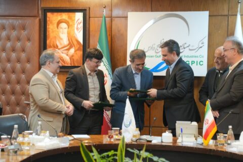 به گزارش نفت جنوب: با امضای تفاهمنامه همکاری شرکتهای عملیات غیرصنعتی پازارگاد و ماهشهر با جهاد دانشگاهی کشور ، به زودی خدمات آموزشی و توانمندسازی شغلی و ارتقای مهارتهای فنی و حرفهای در قالب پترو کارت به کارکنان و خانوادههای کارکنان صنعت پتروشیمی ارائه خواهد شد.