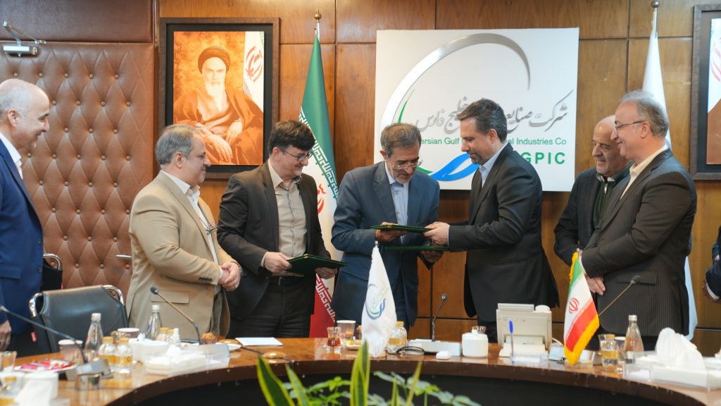 به گزارش نفت جنوب: با امضای  تفاهمنامه همکاری شرکت‌های عملیات غیرصنعتی پازارگاد و ماهشهر با  جهاد دانشگاهی کشور ، به زودی خدمات آموزشی و توانمندسازی شغلی و ارتقای مهارت‌های فنی و حرفه‌‎ای در قالب پترو کارت به کارکنان و خانواده‌های کارکنان صنعت پتروشیمی ارائه خواهد شد.