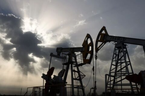 به گزارش نفت جنوب به نقل از خبرگزاری رویترز، نیجریه با اجرای اصلاحات در بخش انرژی، تولید روزانه نفت خام خود را به محدوده یک میلیون و ۷۰۰ هزار تا یک میلیون و ۸۳۰ هزار بشکه و تعداد دکل‌های حفاری فعال را از ۳۱ دکل در ژانویه به ۵۰ دکل در ژوئیه امسال رسانده است؛ تحولی که در پی آزادسازی سرمایه‌گذاری و واگذاری دارایی‌ها به شرکت‌های داخلی رخ داده است.