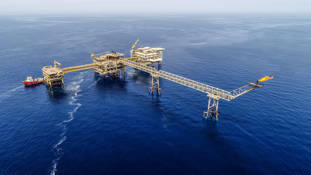 به گزارش نفت جنوب به نقل از مهر، حبیب‌الله ظفریان، کارشناس انرژی درباره توسعه میادین مشترک گفت: توسعه این میادین همواره در سیاست‌های کلی کشور مورد تأکید بوده و در برنامه هفتم نیز در یکی از بندها به‌طور مشخص بر افزایش تولید از میادین مشترک تصریح شده است و از سیاست‌های جدی کشور به شمار می‌رود.