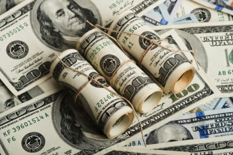 به گزارش نفت جنوب به نقل از مهر، تحریمهای بانکی، محدودیتهای شدید در نقلوانتقال ارز و نبود دسترسی به خطوط اعتباری بینالمللی، پروژههای توسعهای صنعت نفت ایران را در سالهای اخیر با بحران تأمین منابع مواجه کرده است؛ بحرانی که در میادین مشترک با عراق، قطر، ترکمنستان و امارات نمود بیشتری دارد. هر گونه تعلل در عملیات برداشت از این میادین، مستقیماً به نفع طرف مقابل تمام میشود و سهم ایران از ذخایر زیرزمینی را کاهش میدهد.