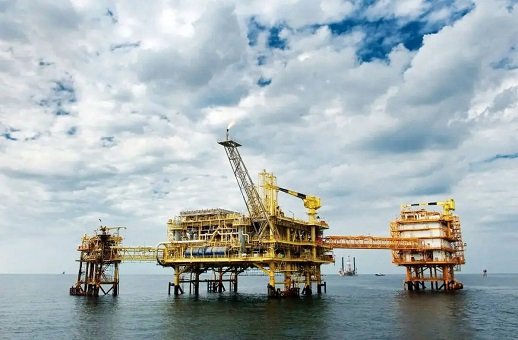 به گزارش نفت جنوب به نقل از مهر، نظام مالی ایران در یکی از حساس‌ترین مقاطع خود قرار گرفته است؛ از یک‌سو وابستگی تاریخی بودجه به درآمدهای نفتی و از سوی دیگر فشار روزافزون برای افزایش درآمدهای مالیاتی، معادله‌ای پیچیده ساخته که اگر اصلاح نشود، می‌تواند مسیر توسعه صنعت انرژی را مسدود کند. در این میان، جدال اخیر میان سازمان امور مالیاتی و وزارت نفت، نمادی از همین ناهماهنگی ساختاری است؛ جدالی میان نیاز به تأمین بودجه جاری و ضرورت حفظ ظرفیت تولید و سرمایه‌گذاری بلندمدت.