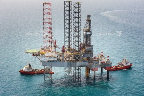 به گزارش نفت جنوب به نقل از ایلنا، هدایت‌الله خادمی درباره وضعیت فعالیت دکل‌های حفاری نفتی در ایران اظهار داشت:  ما در حال حاضر ۱۱۸ دستگاه دکل حفاری خشکی داریم، تعدادی دستگاه دریایی در خلیج فارس و یک دکل هم در خزر وجود دارد و تقریبا همه  فعال هستند، دستگاه بیکار نداریم و شرایط خوب است. اما به هرحال حفاری کار پررریسک و پرهزینه‌ای است، باید سرمایه‌های فیزیکی، مالی و  نیروی انسانی  حفظ شود.