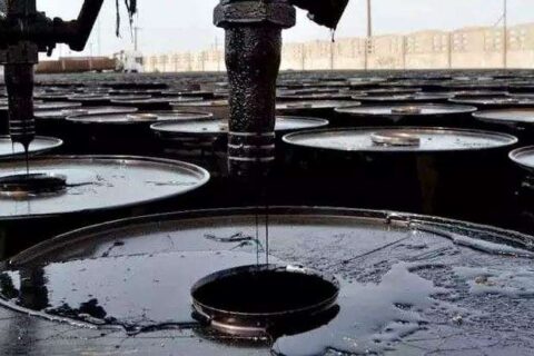 به گزارش نفت جنوب به نقل ازایسنا، سیداسماعیل خاتمینژاد، مدیر عامل این شرکت دانشبنیان درباره بحران انباشت زباله و طرح تولید نفت سفید، گفت: انباشت زباله و شیرابهای که از تلنبار شدن حجم زیادی از زباله تولید میشود، سالهاست در تمامی نقاط شهری، روستایی و صنعتی کشور به یک بحران تبدیل شده است و شاید بعضاً لطمات جبرانناپذیری به محیط زیست، بهویژه منابع آبی زیرزمینی، رودخانهها و حتی دریاها وارد کند.