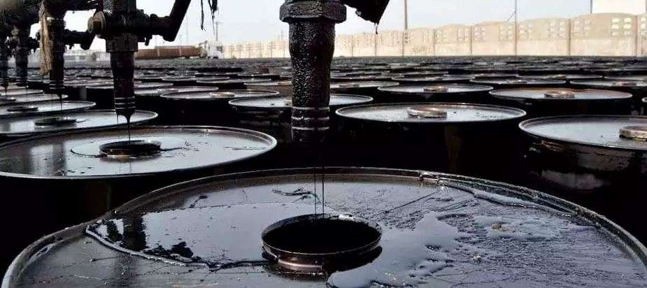 به گزارش نفت جنوب به نقل ازایسنا، سیداسماعیل خاتمی‌نژاد، مدیر عامل این شرکت دانش‌بنیان درباره بحران انباشت زباله و طرح تولید نفت سفید، گفت: انباشت زباله و شیرابه‌ای که از تلنبار شدن حجم زیادی از زباله تولید می‌شود، سال‌هاست در تمامی نقاط شهری، روستایی و صنعتی کشور به یک بحران تبدیل شده است و شاید بعضاً لطمات جبران‌ناپذیری به محیط زیست، به‌ویژه منابع آبی زیرزمینی، رودخانه‌ها و حتی دریاها وارد کند.