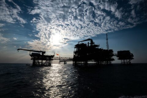 به گزارش نفت جنوب به نقل از ایسنا، شرکت مشاوره‌ای «دیلویت» (Deloitte) در گزارشی اعلام کرد صنعت نفت و گاز به زنجیره‌های تامین بین‌المللی متکی است که تحت تاثیر تعرفه‌ها قرار می‌گیرند و تعرفه‌ها به افزایش هزینه بین چهار تا ۴۰ درصد برای مواد و قطعات مختلف مانند فولاد و لوله‌کشی منجر می‌شوند.