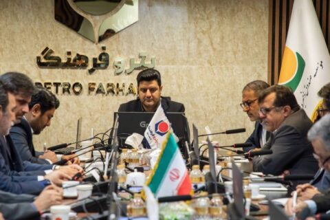 به گزارش نفت جنوب به نقل از روابط عمومی و امور بین الملل موسسه صندوق ذخیره فرهنگیان، جلسه شورای مدیران هلدینگ پتروفرهنگ و شرکتهای تابعه سه شنبه 15 مهرماه 1404 با حضور علی صادقی مدیرعامل موسسه صندوق ذخیره فرهنگیان، جواد زارع پور مدیرعامل پتروفرهنگ، مدیران عامل شرکتهای تابعه و همچنین مدیران ارشد هلدینگ، همزمان با آغاز سال مالی 1404-1405 برگزار شد.