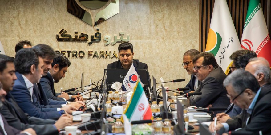 به گزارش نفت جنوب به نقل از روابط عمومی و امور بین الملل موسسه صندوق ذخیره فرهنگیان، جلسه شورای مدیران هلدینگ پتروفرهنگ و شرکت‌های تابعه سه شنبه 15 مهرماه 1404 با حضور علی صادقی مدیرعامل موسسه صندوق ذخیره فرهنگیان، جواد زارع پور مدیرعامل پتروفرهنگ، مدیران عامل شرکت‌های تابعه و همچنین مدیران ارشد هلدینگ، همزمان با آغاز سال مالی 1404-1405 برگزار شد.