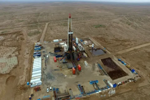 به گزارش مسیر انرژی به نقل از مدیریت اکتشاف، سید محی الدین جعفری با اشاره به روند مطالعات انجام شده در حوزه کشف میدان پازن اظهار داشت: در سال گذشته عملیات حفاری چاه اکتشافی دوم میدان پازن را آغاز کردیم و خوشبختانه پس ازاتمام عملیات حفاری و انجام آزمایش ها وو بررسی های دقیق، مو فق به کشف یک مخزن گازی جدید و یک مخزن نفتی با ارزش ۲۰۰ میلیون بشکه ای قابل استحصال دراین میدان پازن شدیم . لازم به ذکر است که حجم گاز کشف شده جدید بهمراه افزایش حجم اولیه در چاه دوم ، که در دولت چهاردهم به نتیجه رسید ، نزدیک به ۱۰ هزار میلیارد فوت مکعب گاز برآورد می شود و امید می رود که باحفر چاه سوم این حجم نیز افزایش پیدا کند .