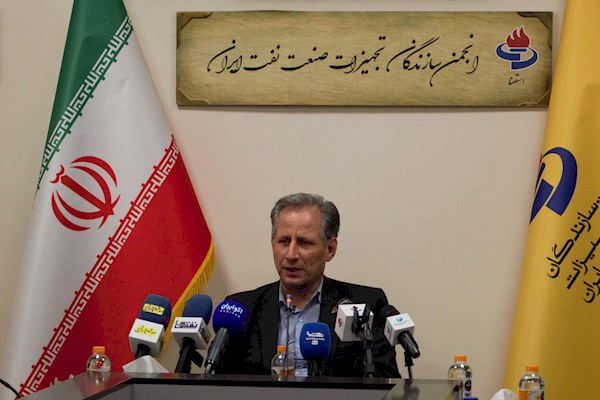 به گزارش نفت جنوب به نقل از مهر، احسان ثقفی در چهارمین نمایشگاه تخصصی نفت، گاز، پالایش و پتروشیمی در گفتگوی اختصاصی با خبرنگار مهر در اصفهان با بیان اینکه انجمن سازندگان تجهیزات صنعت نفت بیش از هزار شرکت عضو دارد که در زمینه طراحی، مهندسی و ساخت تجهیزات متنوع این صنعت فعالیت می‌کنند، اظهار کرد: با وجود تحریم‌های گسترده علیه صنعت نفت کشور، هیچ‌یک از صنایع ما متوقف نشده است.