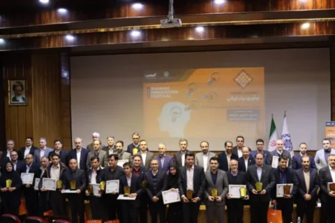 به گزارش نفت جنوب به نقل از روابط‌عمومی و امور بین‌الملل پتروشیمی جم، آیین اختتامیه نهمین جشنواره نوآوری برتر ایرانی روز ۳۰ شهریور ۱۴۰۴ با حضور اعضای کمیته جشنواره و معاونت برنامه‌ریزی وزارت صمت در سالن همایش دانشکده مهندسی انرژی دانشگاه صنعتی شریف تهران برگزار شد و پتروشیمی جم بار دیگر با ارائه اختراع یکی از محققین پرتلاش و متعهد واحد پژوهش و فناوری موفق به دریافت لوح زرین و گواهینامه نوآوری برتر ایرانی شد.