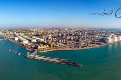 به گزارش نفت جنوب به نقل از پتروچی، در نیمه نخست سال ۱۴۰۴، پتروشیمی بندر امام با اتکا به برنامهریزی و سرمایهگذاری هدفمند، بیش از دو میلیون تن خوراک دریافت کرد و با رشد ۱۲ درصدی نسبت به مدت مشابه سال قبل، بالاترین میزان خوراک دریافتی در هشت سال اخیر را به ثبت رساند. خوراک NGL مجتمع نیز از مرز یک میلیون و ۳۵۰ هزار تن عبور کرد و در برخی روزهای امسال به رکورد کمسابقه ۱۲۰ هزار بشکه در روز رسید.