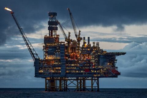 به گزارش نفت جنوب به نقل از ایرنا، «حاشیه پالایشی پیچیده سنگاپور» که شاخصی برای سودآوری پالایشگاههای آسیایی به شمار میرود، حدود ۹ دلار در هر بشکه افزایش یافته و به بیشترین میزان از بهمن ۱۴۰۲ تاکنون رسیده است. این شاخص در مقایسه با اوایل ماه جاری نیز حدود ۲ دلار در هر بشکه رشد نشان میدهد. روند افزایشی اخیر عمدتاً ناشی از تقاضای بالا برای گازوئیل و محدودیت عرضه در بازار عنوان شده است.