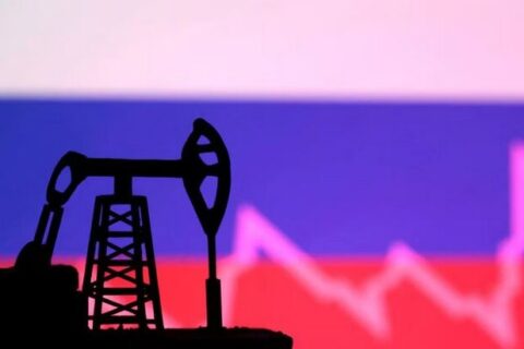 به گزارش نفت جنوب به نقل از ایسنا، دونالد ترامپ، رئیسجمهور آمریکا، هند را تهدید به اعمال تعرفه کرده است، مگر اینکه خرید نفت خام روسیه را متوقف کند و اتحادیه اروپا نیز برخلاف میل کشورهای عضو، در حالا آماده شدن برای قطع کامل واردات گاز به این بلوک ظرف دو سال آینده است. با این حال، جدیدترین دادهها نشان میدهد که روسیه همچنان نفت و گاز زیادی از جمله به اتحادیه اروپا، صادر میکند.