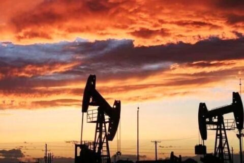 به گزارش نفت جنوب به نقل از از خبرگزاری رویترز، صادرات نفت ونزوئلا در ماه سپتامبر برای نخستین بار از فوریه ۲۰۲۰ از مرز روزانه یک میلیون بشکه فراتر رفت؛ افزایشی که حاصل رشد تولید، فروش ذخیرهسازیهای انباشتهشده و واردات بیشتر رقیقکنندههای نفتی بوده است.