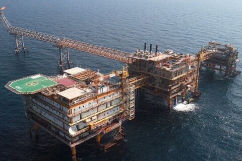 به گزارش نفت جنوب به نقل از مهر، سال ۱۴۰۴ برای ایران سال بازتنظیم روابط انرژی با همسایگان است. میادین مشترک نفت و گاز که تا چند سال پیش میدان رقابت بیرحمانه برداشت بهشمار میرفتند، اکنون به محور همکاریهای جدید تبدیل شدهاند. سیاست تازه وزارت نفت بر پایه قراردادی بهنام «توسعه مشترک» یا Joint Development Agreement است؛ مدلی که همزمان منافع اقتصادی، ملاحظات حاکمیتی و نیاز به فناوری را پوشش میدهد و قرار است چهره همکاریهای مرزی ایران را تغییر دهد.