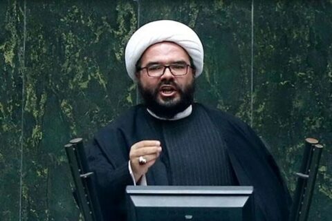 به گزارش نفت جنوب به نقل از ایسنا، جواد نیکبین، عضو کمیسیون برنامه، بودجه و محاسبات مجلس شورای اسلامی درباره برگزاری جلساتی در مجمع تشخیص مصلحت نظام با هدف بررسی موضوع واگذاری سهام شرکت ملی نفت با تاکید بر اینکه حوزه نفت را نمیتوان به بخش خصوصی واگذار کرد، عنوان کرد: معتقدم که همه حوزه نفت و فرآوردههای نفتی باید در دست دولت باشد.