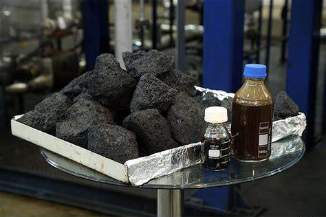 به گزارش نفت جنوب به نقل از ایسنا، توسعه فناوری کک سوزنی از آسفالتین و پسماندهای نفتی برای ساخت الکترود نانوساختار گرافیتی، عنوان پروژهای است که با راهبری دکتر بابک مختاری و همکارانش در دانشگاه شهید چمران اهواز در حال اجراست. این پروژه در قالب طرحهای محصولمحور ستاد توسعه فناوری نانو و میکرو تعریف شده و هدف آن توسعه یک فناوری بومی برای تولید کک سوزنی با کیفیت بالا از منابع نفتی داخلی است.