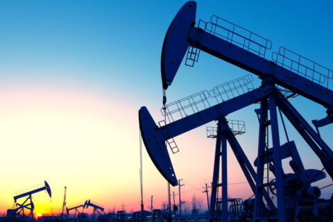 به گزارش نفت جنوب به نقل از رویترز، آژانس بین‌المللی انرژی پیش‌بینی کرد که بازار جهانی نفت در سال ۲۰۲۶ با مازاد عرضه بزرگی روبه‌رو خواهد شد؛ وضعی که می‌تواند قیمت‌ها را زیر فشار قرار دهد و توازن عرضه و تقاضا را به هم بزند.