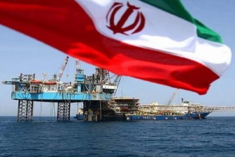 به گزارش نفت جنوب به نقل از مهر، در هفته نخست مهرماه، مجموعه‌ای از تحولات کلیدی در حوزه آب و انرژی کشور رخ داد که هر یک پیامدهای اقتصادی، زیست‌محیطی و امنیتی خاص خود را دارد. کاهش محسوس دمای هوا و افت بیش‌از ۳۰ هزار مگاواتی مصرف برق، خاموشی‌های خانگی را پس از ماه‌ها متوقف کرد. شرکت گاز استان تهران نیز با هدف ارتقای ایمنی در زمان بحران، نصب برج‌های تخلیه اضطراری گاز را آغاز کرد. در بخش آب، پروژه خط انتقال آب سد طالقان به تهران به‌عنوان رکوردی ملی در اجرای طرح‌های بزرگ معرفی شد و در عین حال، صنعت آب نسبت به پاییز خشک و بحران تأمین آب شرب و کشاورزی هشدار داد؛ موضوعی که با کاهش ۴۲ درصدی ورودی سدها ملموس‌تر شد.