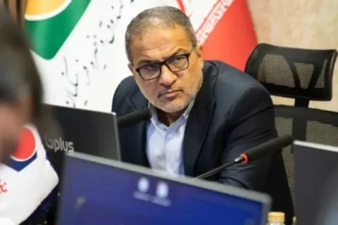 به گزارش نفت جنوب: مدیرعامل هلدینگ پتروفرهنگ در این جلسه گفت: با حمایتهای بی دریغ مدیرعامل صندوق ذخیره فرهنگیان و سیاست گذاری منطبق بر واقعیت ایشان، خوشبختانه برای دومین سال پیاپی این هلدینگ سود ده شد. این دستاورد در شرایطی به دست آمد که دو پتروشیمی سبلان 1 و کیمیای پارس خاورمیانه حدود 4 ماه باتوجه به ناترازیهای موجود در کشور با قطعی گاز و در نتیجه توقف تولید مواجه بودند. همچنین روند توقف تولید در ایام جنگ تحمیلی 12 روزه نیز حاکم بود اما با تمام این تفاسیر با زحمات مدیران و کارگران شریف شرکتهای تولیدی، انحراف خاصی در برنامهها ایجاد نشد و خوشبختانه روند سوددهی پتروفرهنگ به دومین سال پیاپی رسید.