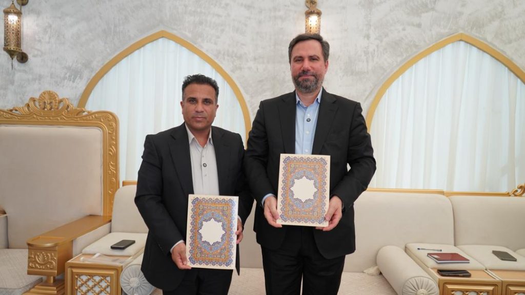 به گزارش نفت جنوب: در حاشیه دیدار مدیرکل میراث فرهنگی،گردشگری و صنایع دستی و جمعی از راهنمایان گردشگری استان بوشهر از دهکده گردشگری پازارلند، تفاهم نامه همکاری شرکت عملیات غیرصنعتی پازارگاد و اداره کل میراث فرهنگی ، گردشگری و صنایع دستی استان بوشهر با هدف توسعه گردشگری در این استان امضا شد.