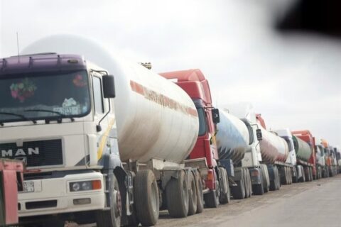 به گزارش نفت جنوب به نقل از ایلنا، در سند برنامه هفتم توسعه کشور، تحقق ۴۰ میلیون تن ترانزیت سالانه تا سال۱۴۰۷ پیش‌بینی شده که حدود ۷۰درصد آن باید از طریق جاده و ۳۰درصد از مسیر ریلی انجام شود. در سال اول برنامه هفتم یعنی سال گذشته میزان ترانزیت کشور به ۲۰ میلیون تن رسید.