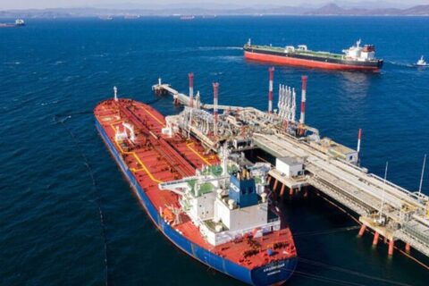 به گزارش نفت جنوب به نقل از رویترز، طبق گفته برخی منابع صنعتی، پالایشگاههای هند آماده کاهش شدید واردات نفت روسیه در تبعیت از تحریمهای جدید آمریکا علیه تولیدکنندگان بزرگ نفت این کشور هستند. این اقدام یک مانع بزرگ جهت رسیدن به قرارداد تجاری با آمریکا را برطرف میکند.