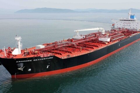 به گزارش نفت جنوب به نقل از مهر، حمید حسینی سخنگوی اتحادیه صادر کنندگان فرآورده های نفتی در رابطه با اینکه یا در شش ماهه ابتدای سال برای صادر کنندگان فرآورده های نفتی عدم النفع وجود داشته یا خیر، گفت: آمار ارائه شده از سوی گمرک صادرات گاز مایع اعلام نشده و صادرات این محصول رقم بزرگی می شود زیرا ما سالانه چهار و نیم تا پنج میلیارد دلار به میزان ۱۰ میلیون تن صادرات گاز مایع داریم.