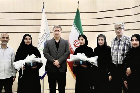 به گزارش نفت جنوب به نقل از روابط عمومی پتروشیمی پارس؛ در نشستی صمیمی به میزبانی دکتر پهلوانی مدیر عامل شرکت پتروشیمی پارس از نخستین قبول شدگان عسلویهای در رشته دکتری پزشکی عمومی تقدیر شد.